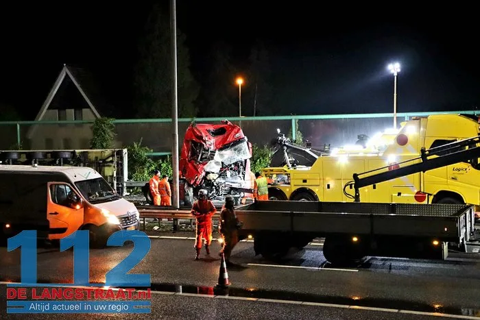 A59 bij Elshout richting Waalwijk dicht na zwaar ongeval, snelweg ligt vol met kip, twee mannen aangehouden 58 A59 bij Elshout richting Waalwijk dicht na zwaar ongeval, snelweg ligt vol met kip, twee mannen aangehouden 112 De Langstraat