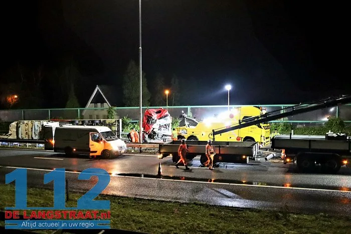 A59 bij Elshout richting Waalwijk dicht na zwaar ongeval, snelweg ligt vol met kip, twee mannen aangehouden 59 A59 bij Elshout richting Waalwijk dicht na zwaar ongeval, snelweg ligt vol met kip, twee mannen aangehouden 112 De Langstraat