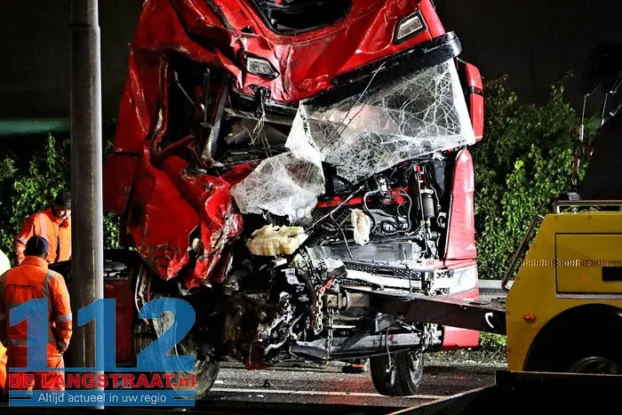 A59 bij Elshout richting Waalwijk dicht na zwaar ongeval, snelweg ligt vol met kip, twee mannen aangehouden 60 A59 bij Elshout richting Waalwijk dicht na zwaar ongeval, snelweg ligt vol met kip, twee mannen aangehouden 112 De Langstraat