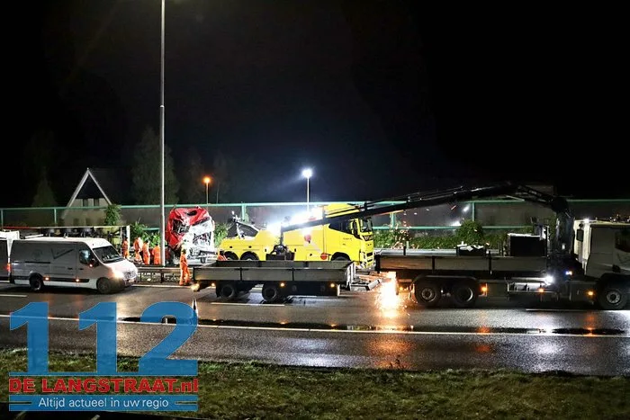 A59 bij Elshout richting Waalwijk dicht na zwaar ongeval, snelweg ligt vol met kip, twee mannen aangehouden 61 A59 bij Elshout richting Waalwijk dicht na zwaar ongeval, snelweg ligt vol met kip, twee mannen aangehouden 112 De Langstraat