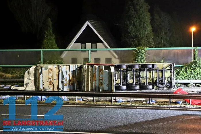 A59 bij Elshout richting Waalwijk dicht na zwaar ongeval, snelweg ligt vol met kip, twee mannen aangehouden 62 A59 bij Elshout richting Waalwijk dicht na zwaar ongeval, snelweg ligt vol met kip, twee mannen aangehouden 112 De Langstraat