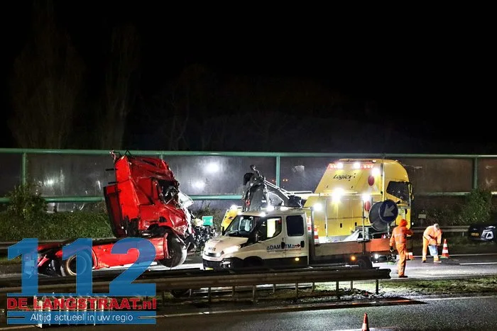 A59 bij Elshout richting Waalwijk dicht na zwaar ongeval, snelweg ligt vol met kip, twee mannen aangehouden 63 A59 bij Elshout richting Waalwijk dicht na zwaar ongeval, snelweg ligt vol met kip, twee mannen aangehouden 112 De Langstraat