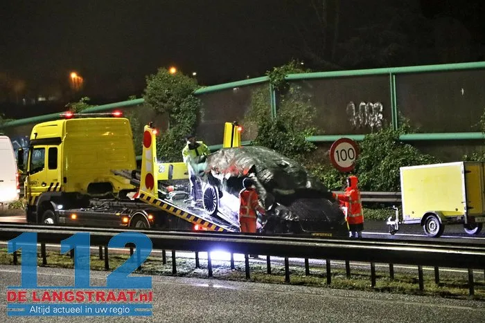 A59 bij Elshout richting Waalwijk dicht na zwaar ongeval, snelweg ligt vol met kip, twee mannen aangehouden 64 A59 bij Elshout richting Waalwijk dicht na zwaar ongeval, snelweg ligt vol met kip, twee mannen aangehouden 112 De Langstraat