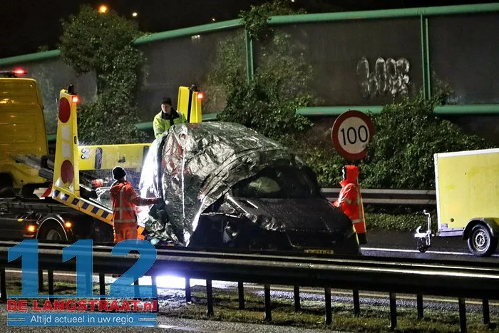 A59 bij Elshout richting Waalwijk dicht na zwaar ongeval, snelweg ligt vol met kip, twee mannen aangehouden 65 A59 bij Elshout richting Waalwijk dicht na zwaar ongeval, snelweg ligt vol met kip, twee mannen aangehouden 112 De Langstraat