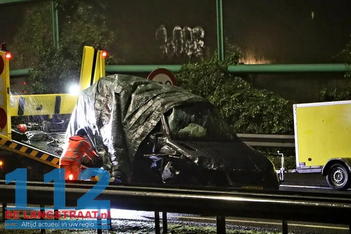A59 bij Elshout richting Waalwijk dicht na zwaar ongeval, snelweg ligt vol met kip, twee mannen aangehouden 66 A59 bij Elshout richting Waalwijk dicht na zwaar ongeval, snelweg ligt vol met kip, twee mannen aangehouden 112 De Langstraat