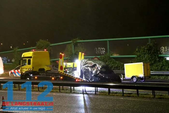 A59 bij Elshout richting Waalwijk dicht na zwaar ongeval, snelweg ligt vol met kip, twee mannen aangehouden 67 A59 bij Elshout richting Waalwijk dicht na zwaar ongeval, snelweg ligt vol met kip, twee mannen aangehouden 112 De Langstraat