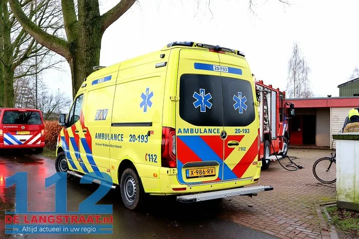 Accu van vrachtwagen explodeert, man krijgt accuzuur over gezicht 1 Accu van vrachtwagen explodeert, man krijgt accuzuur over gezicht 112 De Langstraat