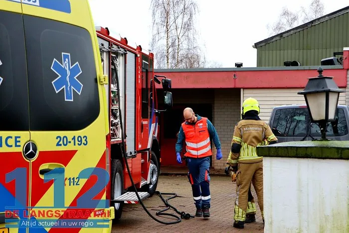Accu van vrachtwagen explodeert, man krijgt accuzuur over gezicht 3 Accu van vrachtwagen explodeert, man krijgt accuzuur over gezicht 112 De Langstraat