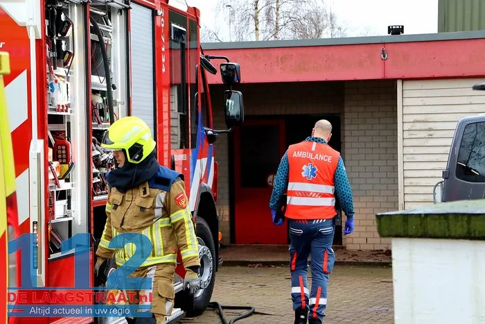 Accu van vrachtwagen explodeert, man krijgt accuzuur over gezicht 4 Accu van vrachtwagen explodeert, man krijgt accuzuur over gezicht 112 De Langstraat