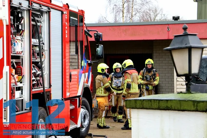 Accu van vrachtwagen explodeert, man krijgt accuzuur over gezicht 6 Accu van vrachtwagen explodeert, man krijgt accuzuur over gezicht 112 De Langstraat