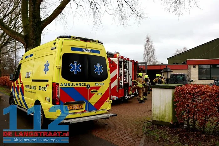 Accu van vrachtwagen explodeert, man krijgt accuzuur over gezicht 9 Accu van vrachtwagen explodeert, man krijgt accuzuur over gezicht 112 De Langstraat