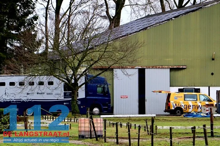 Accu van vrachtwagen explodeert, man krijgt accuzuur over gezicht 11 Accu van vrachtwagen explodeert, man krijgt accuzuur over gezicht 112 De Langstraat