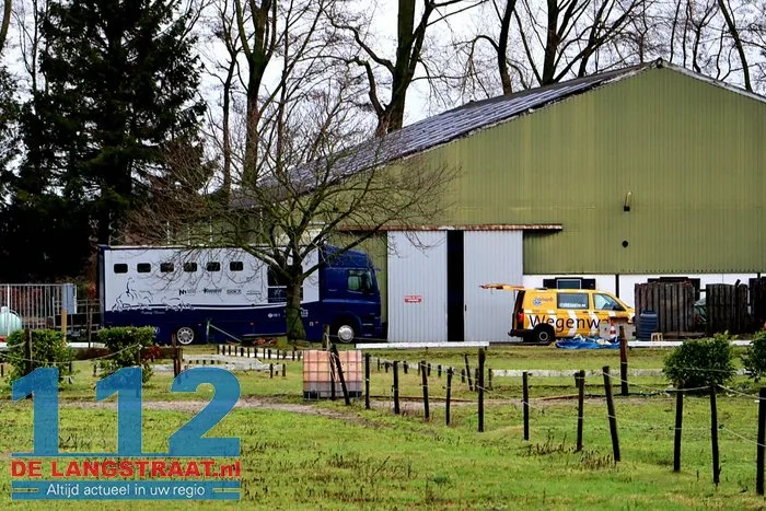 Accu van vrachtwagen explodeert, man krijgt accuzuur over gezicht 12 Accu van vrachtwagen explodeert, man krijgt accuzuur over gezicht 112 De Langstraat