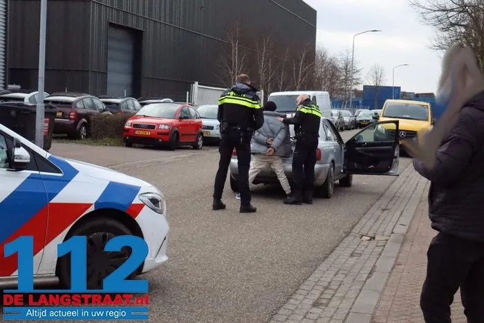 Ruzie loopt uit op steekpartij in Waalwijk, gewonde naar het ziekenhuis 1 Ruzie loopt uit op steekpartij in Waalwijk, gewonde naar het ziekenhuis 112 De Langstraat