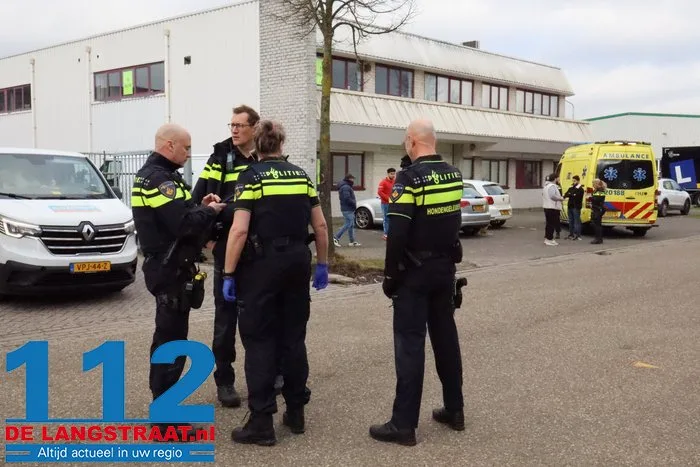 Ruzie loopt uit op steekpartij in Waalwijk, gewonde naar het ziekenhuis 6 Ruzie loopt uit op steekpartij in Waalwijk, gewonde naar het ziekenhuis 112 De Langstraat