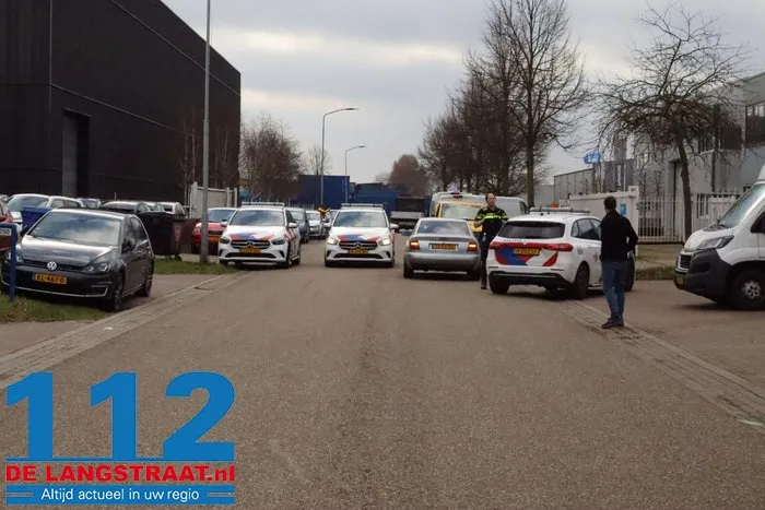 Ruzie loopt uit op steekpartij in Waalwijk, gewonde naar het ziekenhuis 7 Ruzie loopt uit op steekpartij in Waalwijk, gewonde naar het ziekenhuis 112 De Langstraat