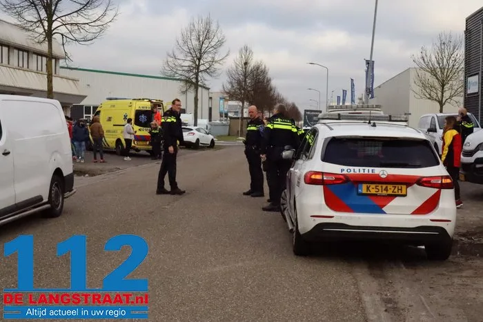 Ruzie loopt uit op steekpartij in Waalwijk, gewonde naar het ziekenhuis 8 Ruzie loopt uit op steekpartij in Waalwijk, gewonde naar het ziekenhuis 112 De Langstraat