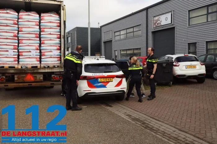 Ruzie loopt uit op steekpartij in Waalwijk, gewonde naar het ziekenhuis 12 Ruzie loopt uit op steekpartij in Waalwijk, gewonde naar het ziekenhuis 112 De Langstraat