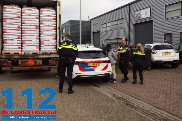 Ruzie loopt uit op steekpartij in Waalwijk, gewonde naar het ziekenhuis 13 Ruzie loopt uit op steekpartij in Waalwijk, gewonde naar het ziekenhuis 112 De Langstraat