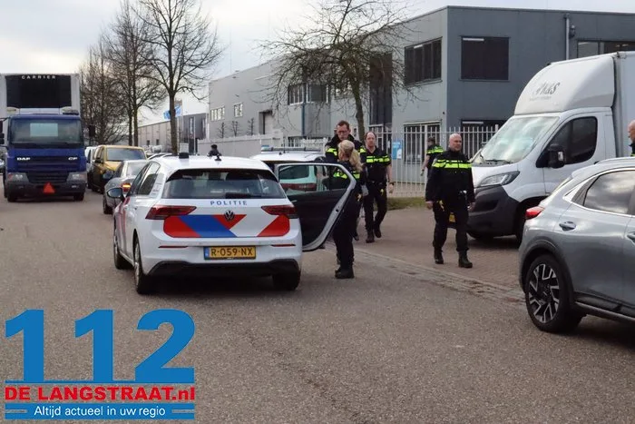 Ruzie loopt uit op steekpartij in Waalwijk, gewonde naar het ziekenhuis 14 Ruzie loopt uit op steekpartij in Waalwijk, gewonde naar het ziekenhuis 112 De Langstraat