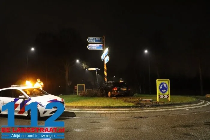 Bestuurder rijdt tegen paal op rotonde in Dongen en neemt de benen 2 Bestuurder rijdt tegen paal op rotonde in Dongen en neemt de benen 112 De Langstraat