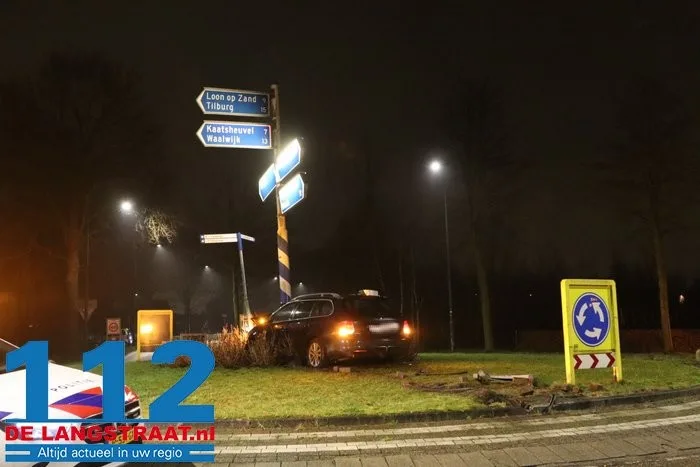 Bestuurder rijdt tegen paal op rotonde in Dongen en neemt de benen 3 Bestuurder rijdt tegen paal op rotonde in Dongen en neemt de benen 112 De Langstraat