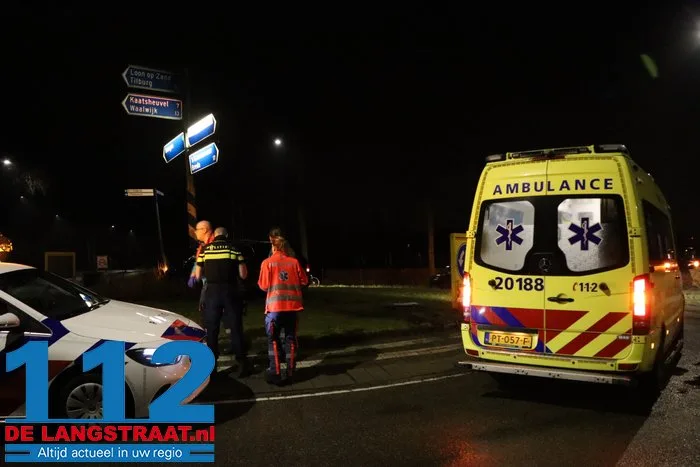 Bestuurder rijdt tegen paal op rotonde in Dongen en neemt de benen 4 Bestuurder rijdt tegen paal op rotonde in Dongen en neemt de benen 112 De Langstraat
