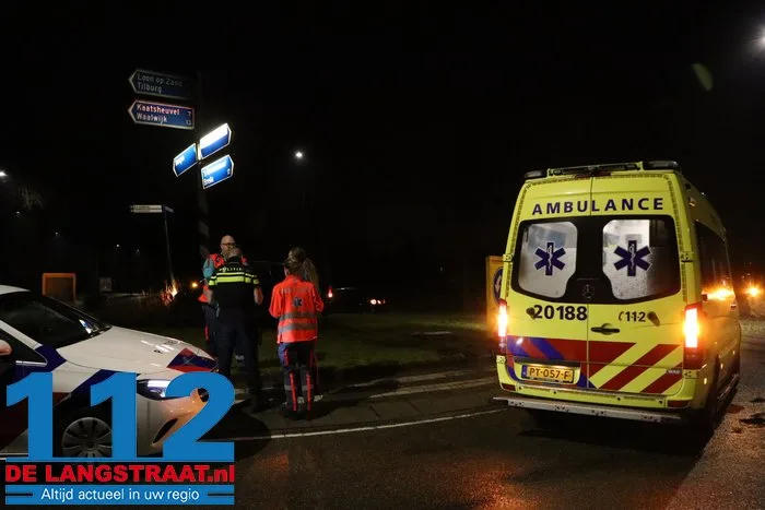 Bestuurder rijdt tegen paal op rotonde in Dongen en neemt de benen 5 Bestuurder rijdt tegen paal op rotonde in Dongen en neemt de benen 112 De Langstraat