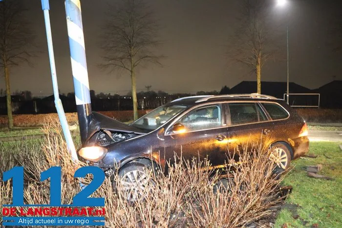 Bestuurder rijdt tegen paal op rotonde in Dongen en neemt de benen 6 Bestuurder rijdt tegen paal op rotonde in Dongen en neemt de benen 112 De Langstraat