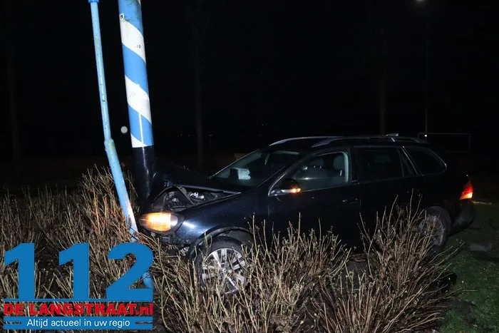 Bestuurder rijdt tegen paal op rotonde in Dongen en neemt de benen 7 Bestuurder rijdt tegen paal op rotonde in Dongen en neemt de benen 112 De Langstraat