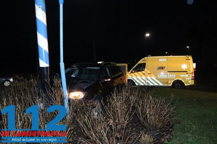 Bestuurder rijdt tegen paal op rotonde in Dongen en neemt de benen 8 Bestuurder rijdt tegen paal op rotonde in Dongen en neemt de benen 112 De Langstraat