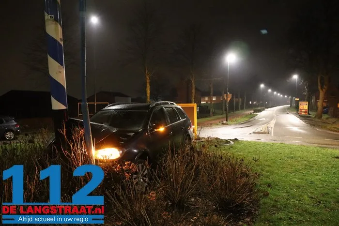 Bestuurder rijdt tegen paal op rotonde in Dongen en neemt de benen 9 Bestuurder rijdt tegen paal op rotonde in Dongen en neemt de benen 112 De Langstraat