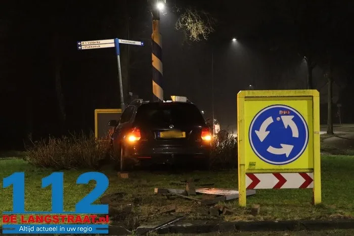 Bestuurder rijdt tegen paal op rotonde in Dongen en neemt de benen 10 Bestuurder rijdt tegen paal op rotonde in Dongen en neemt de benen 112 De Langstraat