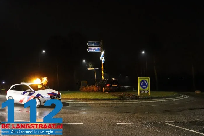 Bestuurder rijdt tegen paal op rotonde in Dongen en neemt de benen 11 Bestuurder rijdt tegen paal op rotonde in Dongen en neemt de benen 112 De Langstraat