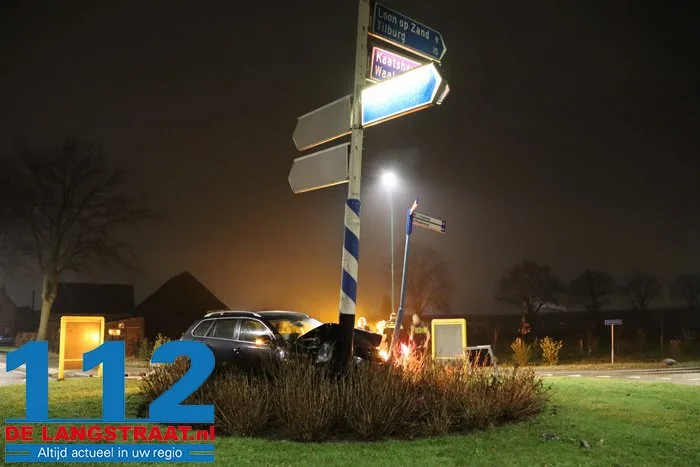 Bestuurder rijdt tegen paal op rotonde in Dongen en neemt de benen 12 Bestuurder rijdt tegen paal op rotonde in Dongen en neemt de benen 112 De Langstraat