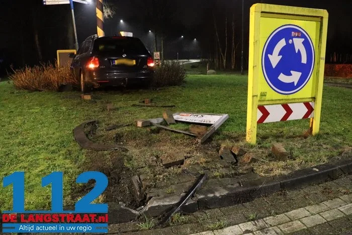 Bestuurder rijdt tegen paal op rotonde in Dongen en neemt de benen 13 Bestuurder rijdt tegen paal op rotonde in Dongen en neemt de benen 112 De Langstraat
