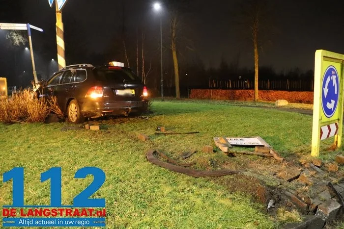 Bestuurder rijdt tegen paal op rotonde in Dongen en neemt de benen 14 Bestuurder rijdt tegen paal op rotonde in Dongen en neemt de benen 112 De Langstraat