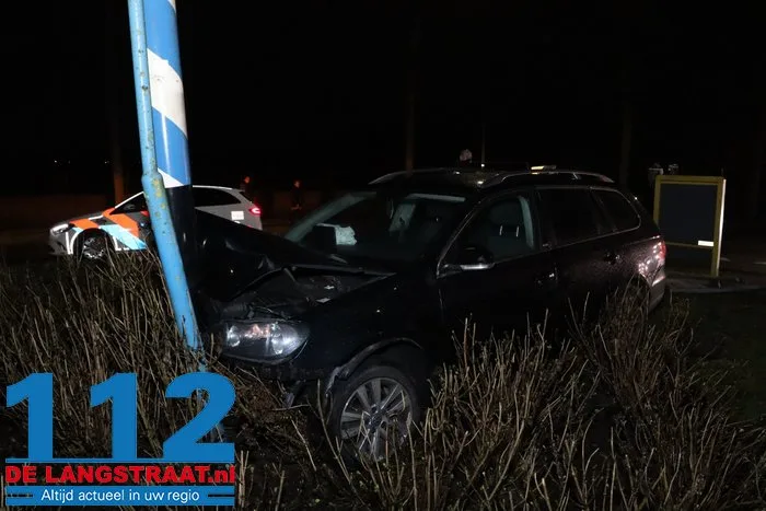 Bestuurder rijdt tegen paal op rotonde in Dongen en neemt de benen 15 Bestuurder rijdt tegen paal op rotonde in Dongen en neemt de benen 112 De Langstraat