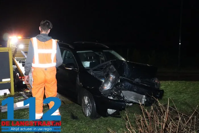 Bestuurder rijdt tegen paal op rotonde in Dongen en neemt de benen 18 Bestuurder rijdt tegen paal op rotonde in Dongen en neemt de benen 112 De Langstraat