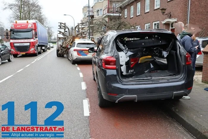 Landbouwvoertuig rijdt achter op auto en vermorzelt achterklep 1 Landbouwvoertuig rijdt achter op auto en vermorzelt achterklep 112 De Langstraat