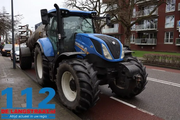 Landbouwvoertuig rijdt achter op auto en vermorzelt achterklep 2 Landbouwvoertuig rijdt achter op auto en vermorzelt achterklep 112 De Langstraat