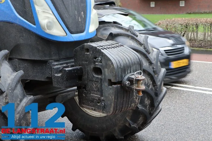 Landbouwvoertuig rijdt achter op auto en vermorzelt achterklep 3 Landbouwvoertuig rijdt achter op auto en vermorzelt achterklep 112 De Langstraat