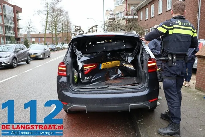 Landbouwvoertuig rijdt achter op auto en vermorzelt achterklep 4 Landbouwvoertuig rijdt achter op auto en vermorzelt achterklep 112 De Langstraat