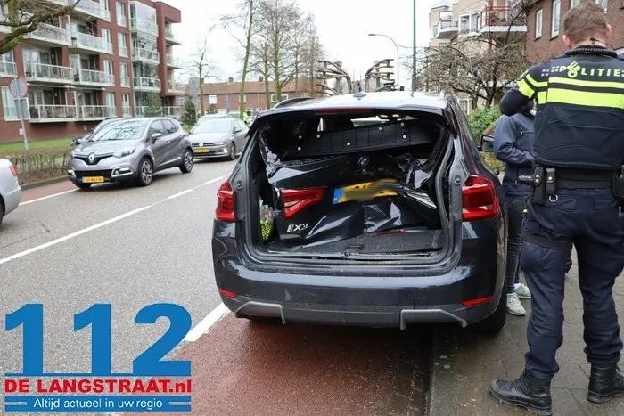 Landbouwvoertuig rijdt achter op auto en vermorzelt achterklep 5 Landbouwvoertuig rijdt achter op auto en vermorzelt achterklep 112 De Langstraat