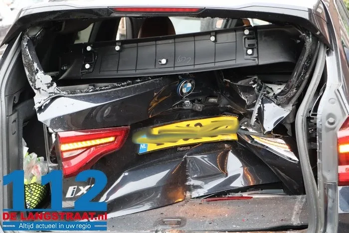Landbouwvoertuig rijdt achter op auto en vermorzelt achterklep 7 Landbouwvoertuig rijdt achter op auto en vermorzelt achterklep 112 De Langstraat