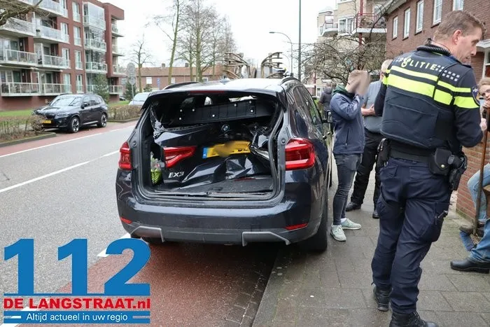 Landbouwvoertuig rijdt achter op auto en vermorzelt achterklep 8 Landbouwvoertuig rijdt achter op auto en vermorzelt achterklep 112 De Langstraat