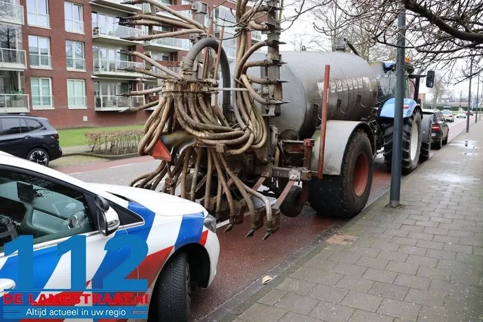 Landbouwvoertuig rijdt achter op auto en vermorzelt achterklep 9 Landbouwvoertuig rijdt achter op auto en vermorzelt achterklep 112 De Langstraat