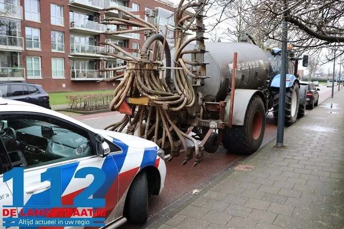 Landbouwvoertuig rijdt achter op auto en vermorzelt achterklep 10 Landbouwvoertuig rijdt achter op auto en vermorzelt achterklep 112 De Langstraat