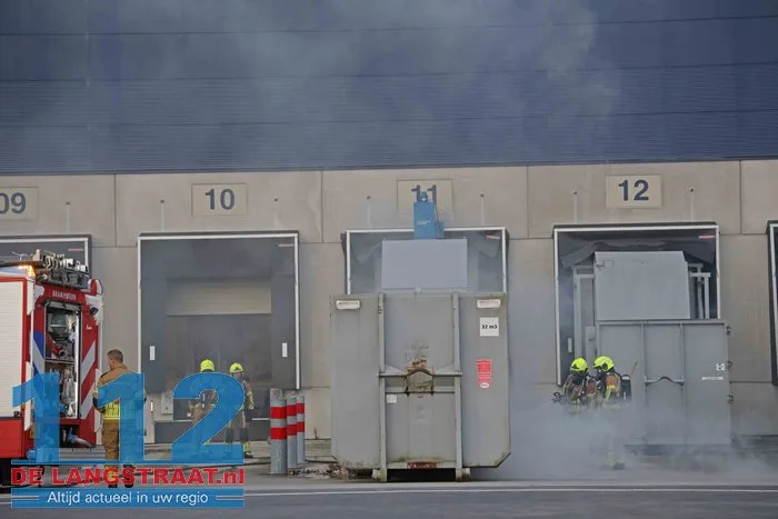 Brand in papierpers bij webwinkel Bol.com Waalwijk 10 Brand in papierpers bij webwinkel Bol.com Waalwijk 112 De Langstraat