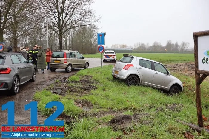 Auto moet uitwijken en belandt in de sloot in Oudheusden 112 De Langstraat